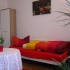 Einzelschlafzimmer Mit Bett, Kleiderschrank, Tisch Und Wandbild Sowie Großer Zimmerpflanze